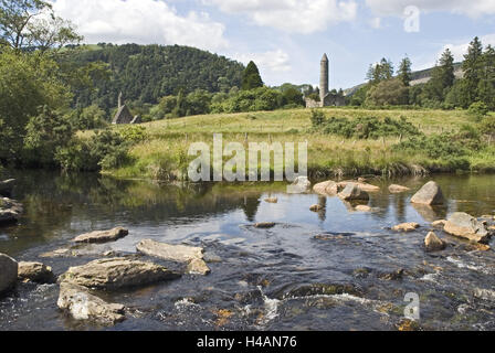 L'Irlande, Leinster, Wicklow, Glendalough, ruines du cloître, tour ronde, 'rivière' Glenealo, pierres, Banque D'Images