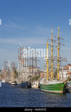 Tall Ships 'Alexander von Humboldt II' et 'Thalassa' amarrée à l'Bontekai pendant l'JadeWeserPort Coupe en 2012, Wilhelmshaven, Texas, United States Banque D'Images