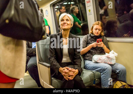 San Francisco, États-Unis. 06 Oct, 2016. Le candidat présidentiel du Parti Vert Jill Stein rides le BART de San Francisco à Oakland durant son swing en Californie. © Michael Nigro/Pacific Press/Alamy Live News Banque D'Images