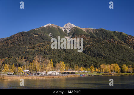 Autriche, Tyrol, Col des champs de la mer, de la mer, sur le terrain du lac sauvage à l'automne contre Reither point, Banque D'Images