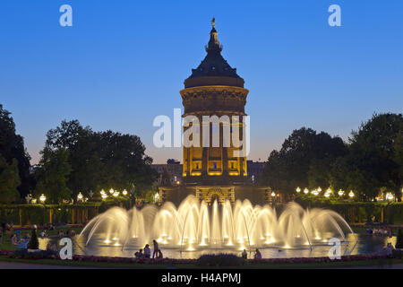 Allemagne, Mannheim, Baden-Wurttemberg, tour de l'eau, l'eau des fontaines, le soir, Banque D'Images