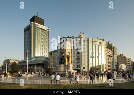 La Turquie, Istanbul, Beyoglu Taksim, l'espace, l'échange de trafic dans la partie européenne Istanbul avec le monument de la République, Banque D'Images