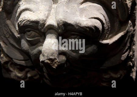 Détail d'une sculpture de gargouille médiévale affichée à la Blue Lion Education Centre archéologique à Gdansk, Pologne. Banque D'Images