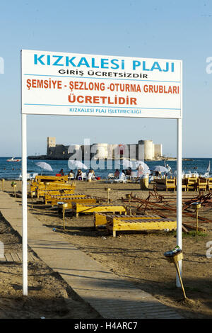 La Turquie, province Icel (Mersin), Silifke, Kizkalesi, plage de la ville et le château de la mer l'antique Korykos en arrière-plan, Banque D'Images