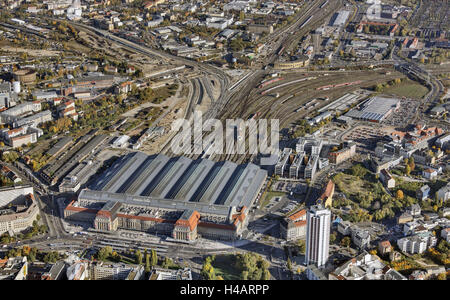 Allemagne, Saxe, Leipzig, station de chemin de fer, les voies, les trains, les maisons, d'en haut, vue aérienne, Banque D'Images