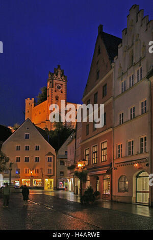 Germany, Bavaria, 'Reichenstrasse' (rue) dans la vieille ville de Füssen avec le Hohe Schloss (château), le soir, Banque D'Images