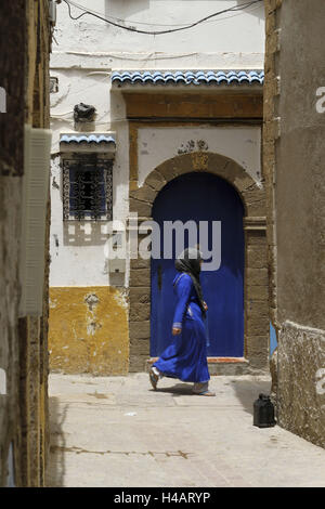 L'Afrique, Maroc, Essaouira, Medina, femme voilée dans Lane, Banque D'Images