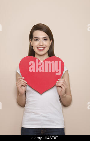 Femme gros cœur rouge dans ses mains, heureux, sourire, portrait, la moitié Banque D'Images