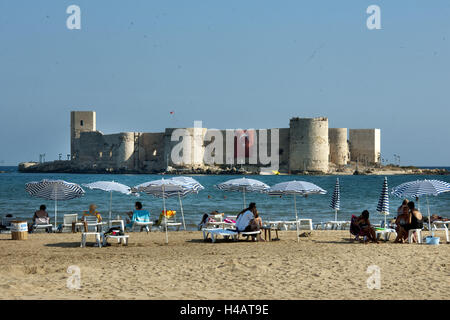 La Turquie, province Icel (Mersin), Silifke, Kizkalesi, plage de la ville et le château de la mer l'antique Korykos en arrière-plan, Banque D'Images