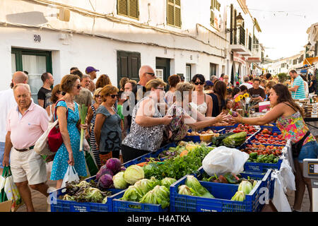 Marché du soir en Fornells, côte nord de Minorque, Baléares, Espagne, Europe Banque D'Images