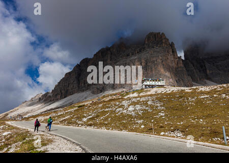 L'Europe, l'Italie, le Tyrol du Sud, les Dolomites, les Tre Cime di Lavaredo, Auronzo hut, randonneurs Banque D'Images