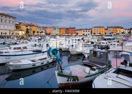 Bateaux dans le port de Rovinj, Istrie, Croatie Banque D'Images