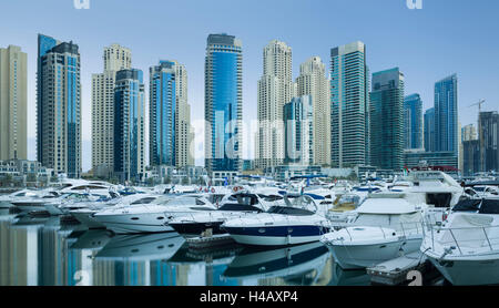 Bateaux dans le port de plaisance de Dubaï, des tours, Dubaï, Émirats Arabes Unis Banque D'Images