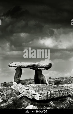 Dolmen de Poulnabrone, le Burren, comté de Clare, néolithique, l'orifice de l'inquiétude Banque D'Images