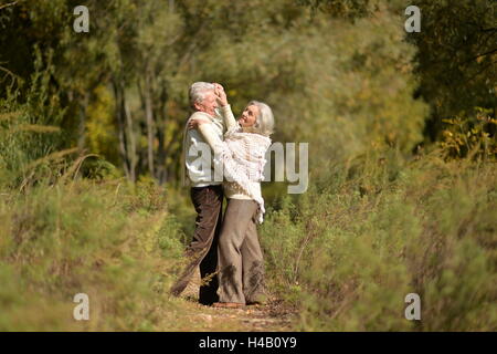Happy middle-aged couple dancing in the autumn park Banque D'Images