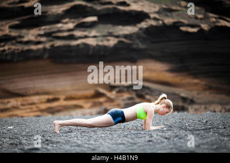 Young woman doing yoga et Pilates - l'exercice 'Conseil' Banque D'Images