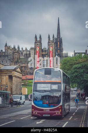 Édimbourg, Écosse - 30 août 2016 : bus double étage modernes exploités par les bus Lothian au centre d'Édimbourg Banque D'Images