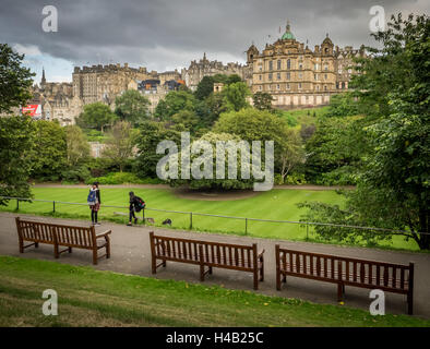 Édimbourg, Écosse - 30 août 2016 : Des gens assis sur un banc dans l'Est de Princes Street Gardens Banque D'Images