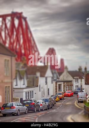 Édimbourg, Écosse - 01 septembre 2016 : Homes sous le pont Forth Rail reliant les villes de North et South Queensferry Banque D'Images