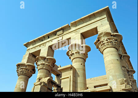 Ensemble du temple de Philae, sauvé de l'inondation du Nil, reconstruit sur l'île du Nil Agilkia, chapelle de Trajan Banque D'Images