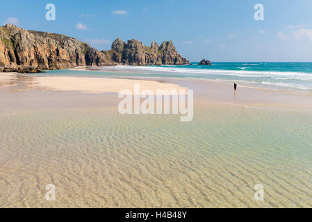 Femme marche seul sur Pednvounder plage à marée basse, de Porthcurno, Cornwall, en Angleterre. Printemps (avril) 2013. Banque D'Images