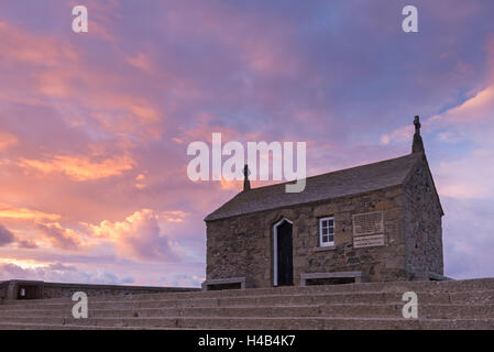 Magnifique coucher de soleil derrière la chapelle de St Nicolas à St Ives, Cornwall, Angleterre. L'hiver 2013. Banque D'Images