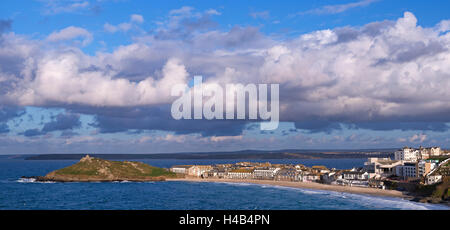 St Ives et l'île d'Clodgy Point, Cornwall, Angleterre. Banque D'Images