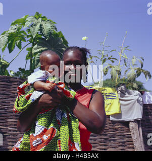 Le Sénégal, Haute Casamance, femme, jeune, fier, bébé, portrait, la moitié Banque D'Images