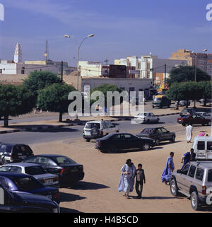 La Mauritanie, Nouakchott, vue sur ville, scène de rue, Sud, Ouest, Sud, ville, capitale, la construction, les maisons, les gens, les Mauritaniens, les landes, les passants, la peau sombre, la circulation, le stationnement, les voitures, les voitures de tourisme, Banque D'Images