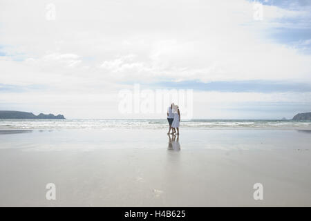 Couple en train de marcher sur la plage, Banque D'Images
