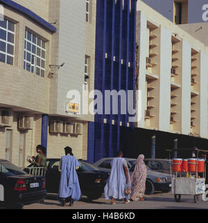 La Mauritanie, Nouakchott, la construction, les gens, l'Afrique, Afrique de l'Ouest, ville, capitale, banc, maison, mauritanien, passants, noir, Vendeur de boissons, voiture, voiture de tourisme, parc, scène de rue, Banque D'Images