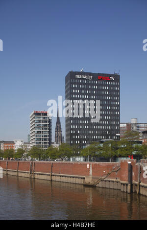 Allemagne, Hambourg, Hamburg Harbour City dans le canal avec réflecteur de 81 cm et en hauteur, Nikolaikirchturm Banque D'Images