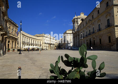 Italie, Sicile, Siracusa, Piazza Duomo, la cathédrale sur la droite, Banque D'Images