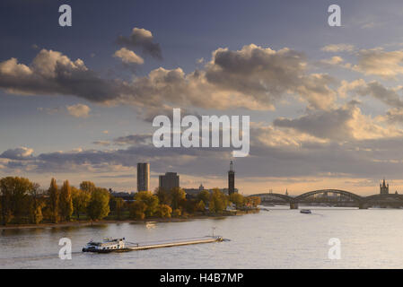 Allemagne, Hambourg, Cologne, vue depuis le Zoobrücke sur Rheinpark, juste, le Rhin et à l'automne, Hohenzollernbrücke Banque D'Images