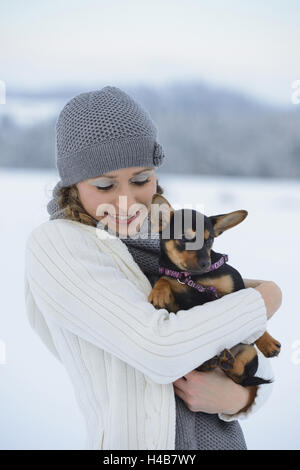 Jeune femme, de chien, de transporter, d'hiver, à l'extérieur, la moitié, portrait Banque D'Images