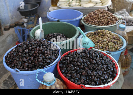 L'Afrique, Maroc, Marrakech, Medina, les olives dans des seaux, Banque D'Images