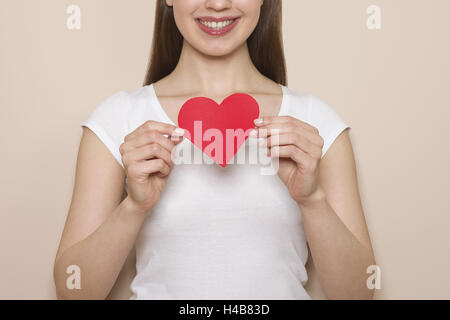 Femme coeur rouge dans ses mains, heureux, sourire, portrait, portrait, Banque D'Images