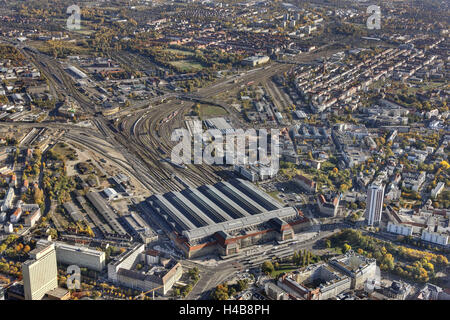 Allemagne, Saxe, Leipzig, station de chemin de fer, les voies, les trains, les maisons, d'en haut, antenne chot, Banque D'Images