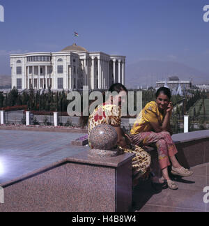 Le Tadjikistan, Duschanbe, deux femmes sur prospekt Rudaki, bâtiment gouvernemental, Banque D'Images