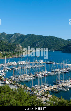 La Turquie, province de Mugla, Fethiye, la péninsule de Bozburun, vue sur Marti Marina dans la baie d'Kizkum Banque D'Images