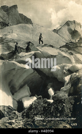 Carte postale, historique, le haut du Glacier de Grindelwald, alpiniste, alpinistes, Grindelwald, Suisse, les Alpes Bernoises, b/w, Banque D'Images