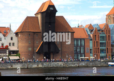 Au Moyen Age, cette grue 1444 était la plus grande grue portuaire en Europe et aujourd'hui, elle est la véritable icône de Gdansk. Banque D'Images