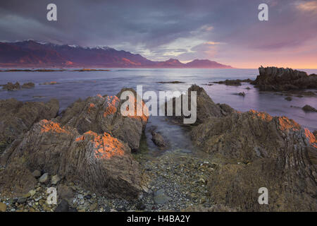 Des formations rocheuses, les montagnes de la péninsule de Kaikoura, Manakau, Canterbury, île du Sud, Nouvelle-Zélande Banque D'Images