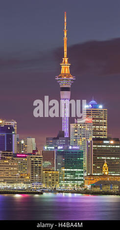 Stanley Bay, toits de Auckland, Sky Tower, île du Nord, Nouvelle-Zélande Banque D'Images