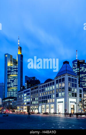 Francfort sur le Main, Hesse, Allemagne, Goetheplatz et Roßmarkt dans le centre-ville avec skyline Banque D'Images