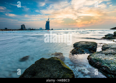 L'hôtel de luxe Burj Al Arab et de la plage de Jumeirah, Burj al 'Arab, Tour des Arabes, Dubaï, l'Émirat de Dubaï, Émirats Arabes Unis Banque D'Images