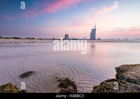 L'hôtel de luxe Burj Al Arab et de la plage de Jumeirah, Burj al Arab &# 39;, Tour des Arabes, Dubaï, l'Émirat de Dubaï Banque D'Images