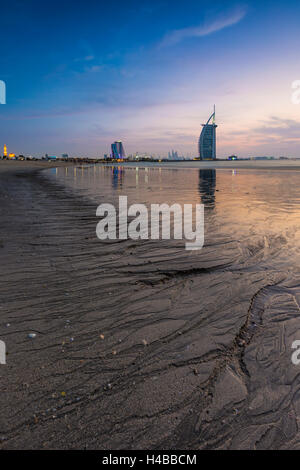 L'hôtel de luxe Burj Al Arab et de la plage de Jumeirah, Burj al Arab &# 39;, Tour des Arabes, Dubaï, l'Émirat de Dubaï Banque D'Images