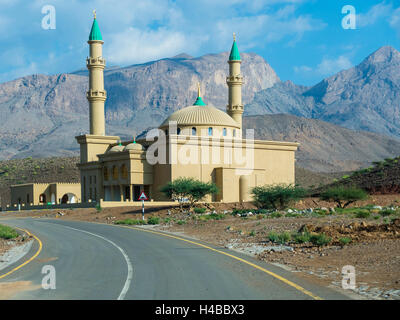 Chaîne de montagne contre mosquée Jabal Misht, Hajar al Gharbi Montagnes, Al Dhahirah Région, France, Moyen Orient, Oman Banque D'Images