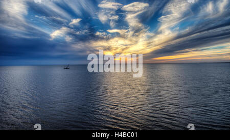 Vue aérienne de coucher de soleil sur la baie du Delaware. Banque D'Images